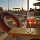 Aperitivo bagno artiglio in riva la mare puoi goderti uno cocltail, una bollicina e godere del tramonto estivo